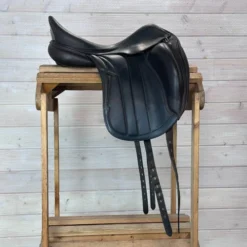 Used Equipe Viktoria Monoflap Dressage Saddle 17.5/W -Royal Horse Outfitters 334 R Side 45608.1687461297