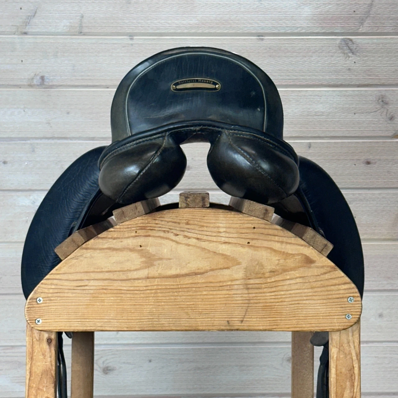 Used Hennig Sofa Dressage Saddle - 17/M 8 Used Hennig Sofa Dressage Saddle - 17/M - Image 6