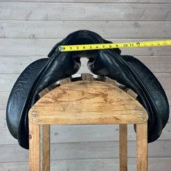 Used Hennig Sofa Dressage Saddle - 17/M 17 Used Hennig Sofa Dressage Saddle - 17/M -Royal Horse Outfitters 412 Front Measurement 28784.1717093738