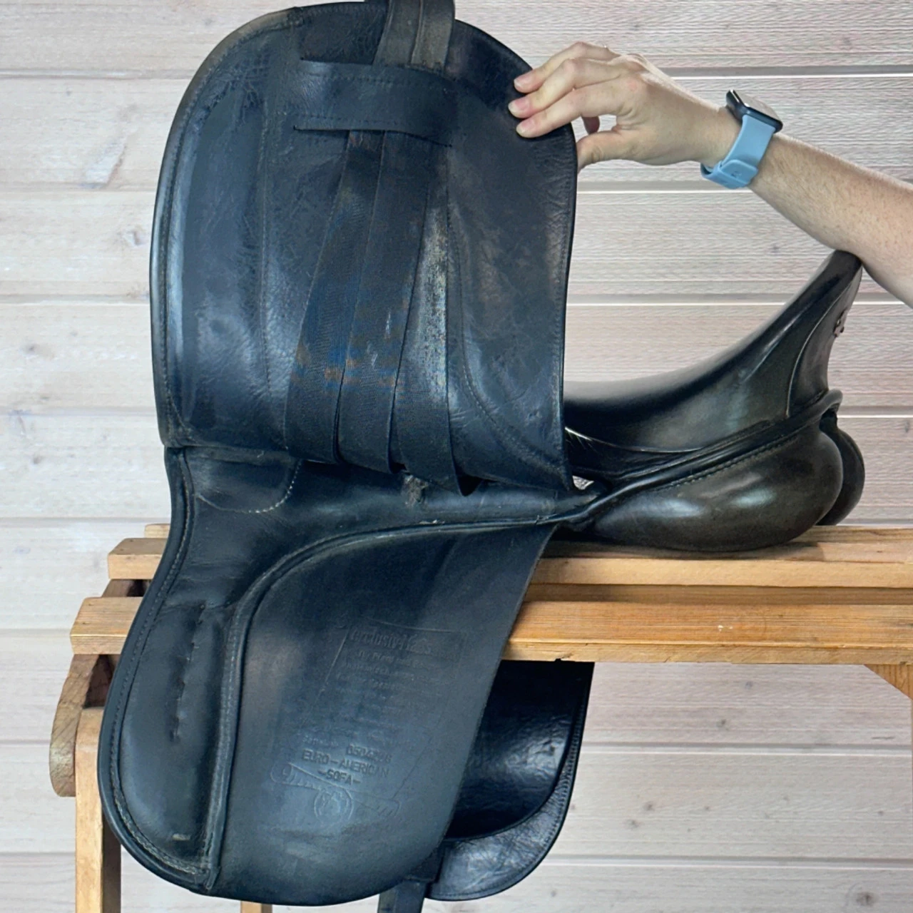 Used Hennig Sofa Dressage Saddle - 17/M 11 Used Hennig Sofa Dressage Saddle - 17/M - Image 9