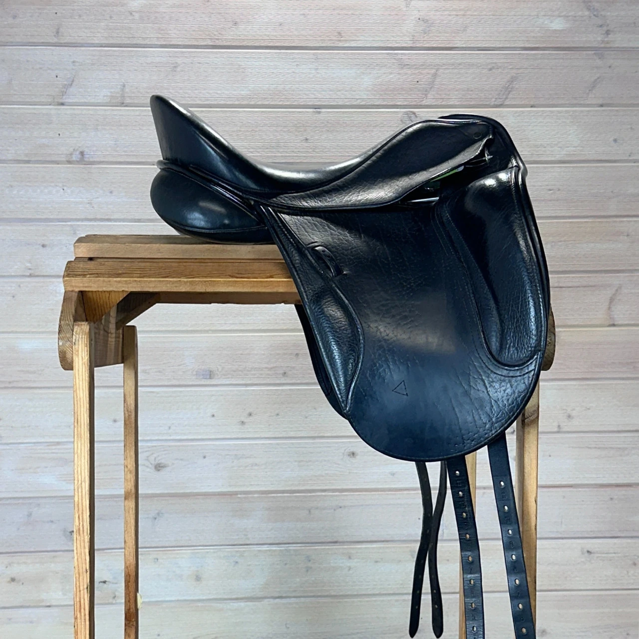 Used Superior Saddlery Dressage Saddle 18/M 10 Used Superior Saddlery Dressage Saddle 18/M - Image 8