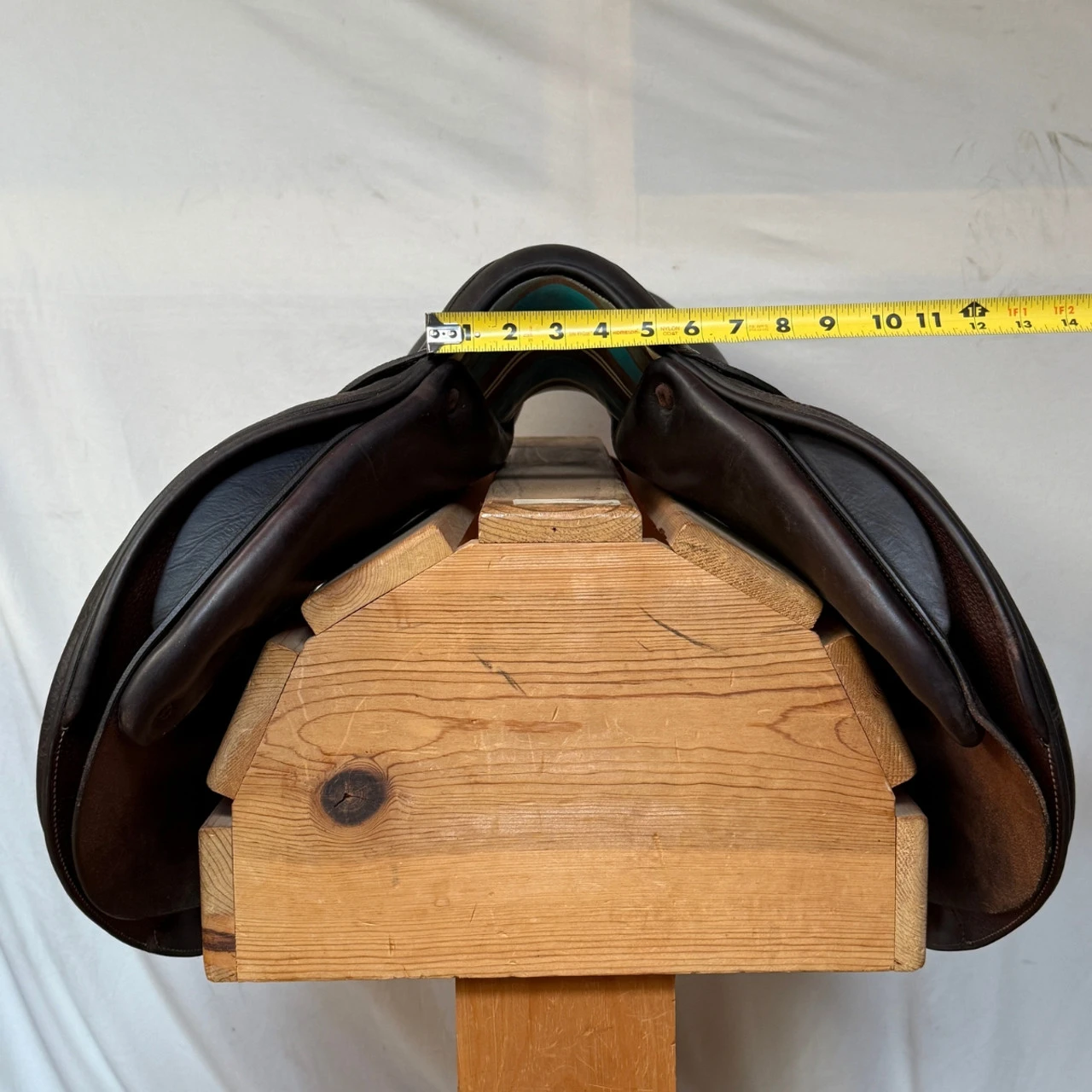 Used Voltaire Palm Beach Close Contact Jump Saddle 18/M 6 Used Voltaire Palm Beach Close Contact Jump Saddle 18/M - Image 4