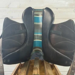 Used Voltaire Adelaide Monoflap Dressage Saddle 17.5/M -Royal Horse Outfitters 494 Channel 42132.1752868199