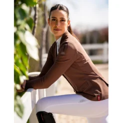 Animo Lamala Show Jacket -Royal Horse Outfitters lamala show coat choco lifestyle side LAMALA25TF B10CHOCO animo 62639.1750199398